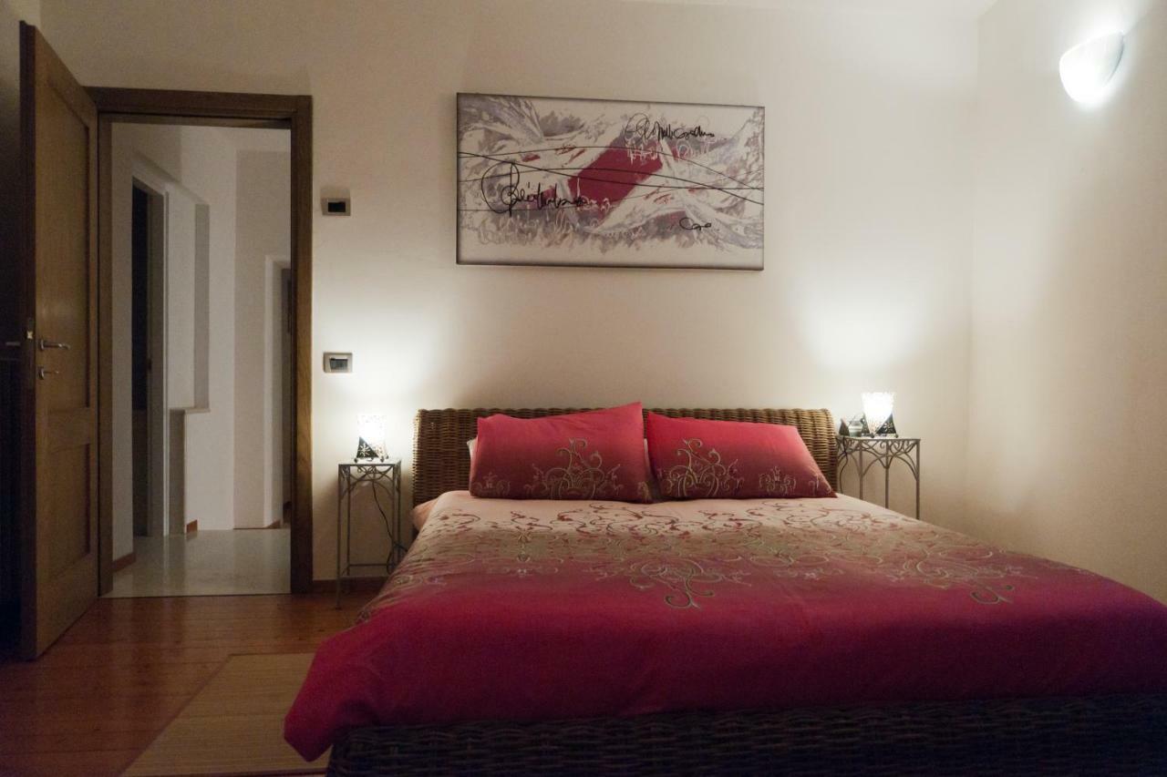 Casale Del Sole Garda Bed & Breakfast มอนซามบาโน ภายนอก รูปภาพ
